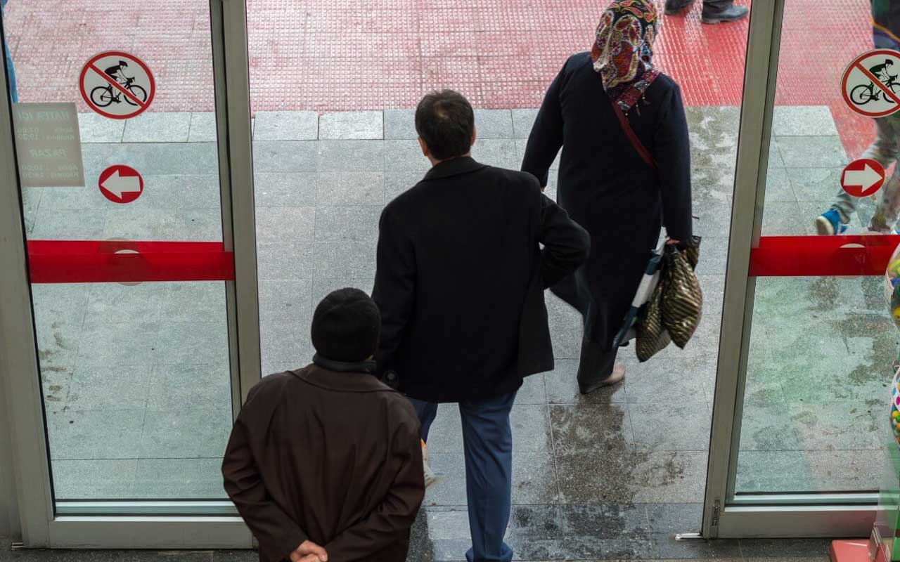 People entering and exiting via automated door